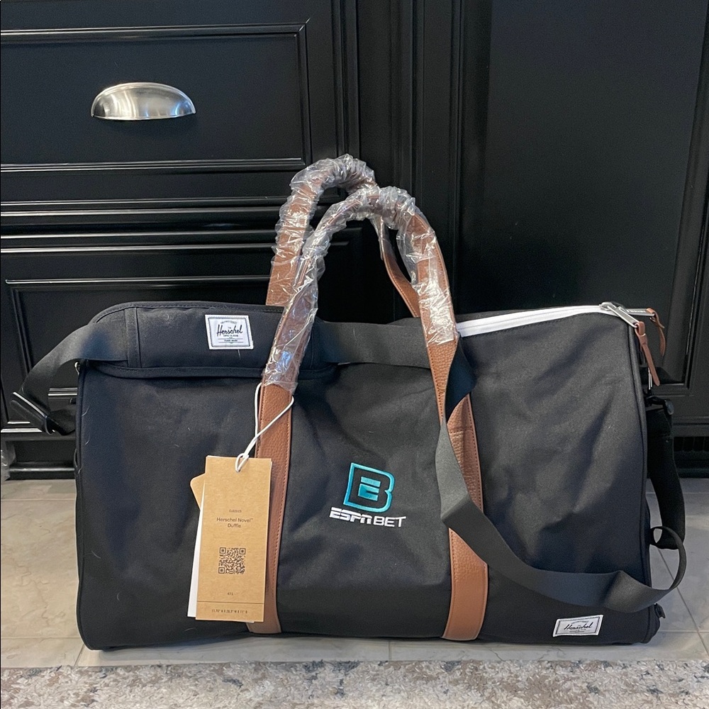 BRAND NEW Herschel Novel™ Duffle - 43L
NEW ESPN BET DUFFLE BAG!
